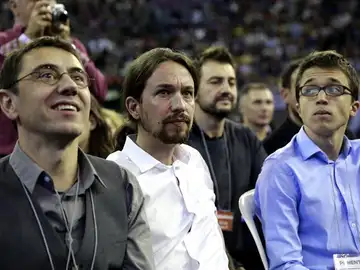 Pablo Iglesias pide en la Asamblea que no le aplaudan: "Soy sólo un militante, no un macho alfa" Pablo Iglesias pide en la Asamblea que no le aplaudan: "Soy sólo un militante, no un macho alfa"