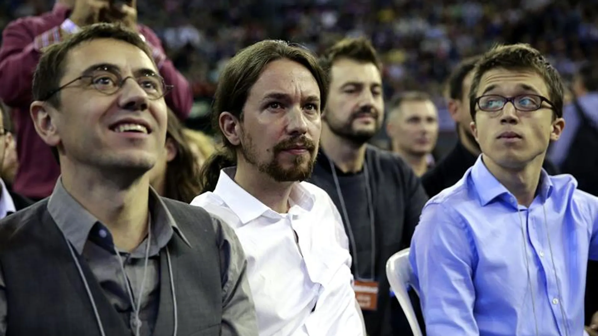 Pablo Iglesias pide en la Asamblea que no le aplaudan: "Soy sólo un militante, no un macho alfa" Pablo Iglesias pide en la Asamblea que no le aplaudan: "Soy sólo un militante, no un macho alfa"