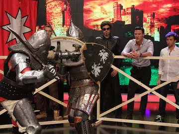 Pelea de caballeros con Luke Evans en El Hormiguero 3.0 Pelea de caballeros con Luke Evans en El Hormiguero 3.0