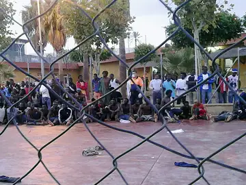 Grupo de inmigrantes que ha conseguido pasar la valla de Melilla Grupo de inmigrantes que ha conseguido pasar la valla de Melilla
