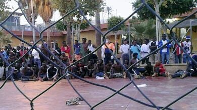 El Gobierno revela que en los asaltos a la valla de Melilla amenazan con ébola a la Guardia Civil