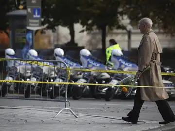 Un hombre se dispone a colocar flores en memoria del soldado asesinado por Michael Zehaf-Bibeau Un hombre se dispone a colocar flores en memoria del soldado asesinado por Michael Zehaf-Bibeau