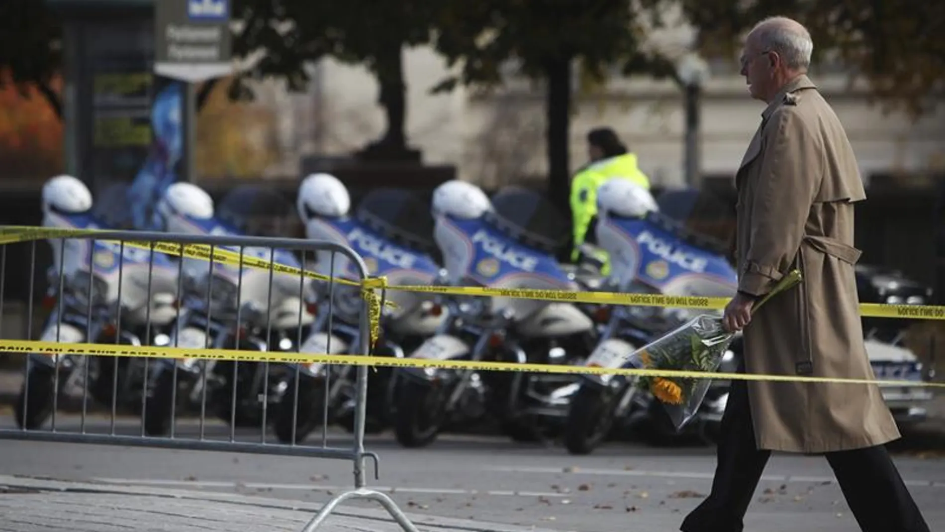 Un hombre se dispone a colocar flores en memoria del soldado asesinado por Michael Zehaf-Bibeau Un hombre se dispone a colocar flores en memoria del soldado asesinado por Michael Zehaf-Bibeau