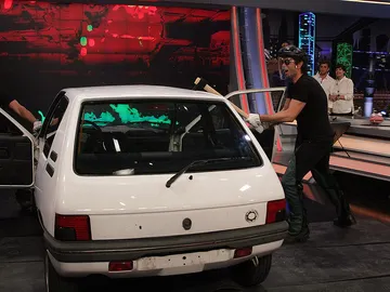 El Hombre de Negro parte un coche en dos El Hombre de Negro parte un coche en dos