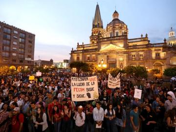 Manifestantes protestan por la desaparición de 43 estudiantes