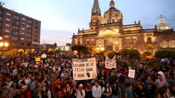 Manifestantes protestan por la desaparición de 43 estudiantes