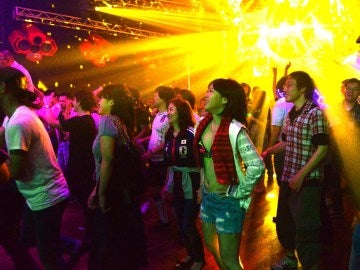 Jóvenes japoneses en una discoteca