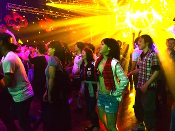 Jóvenes japoneses en una discoteca Jóvenes japoneses en una discoteca
