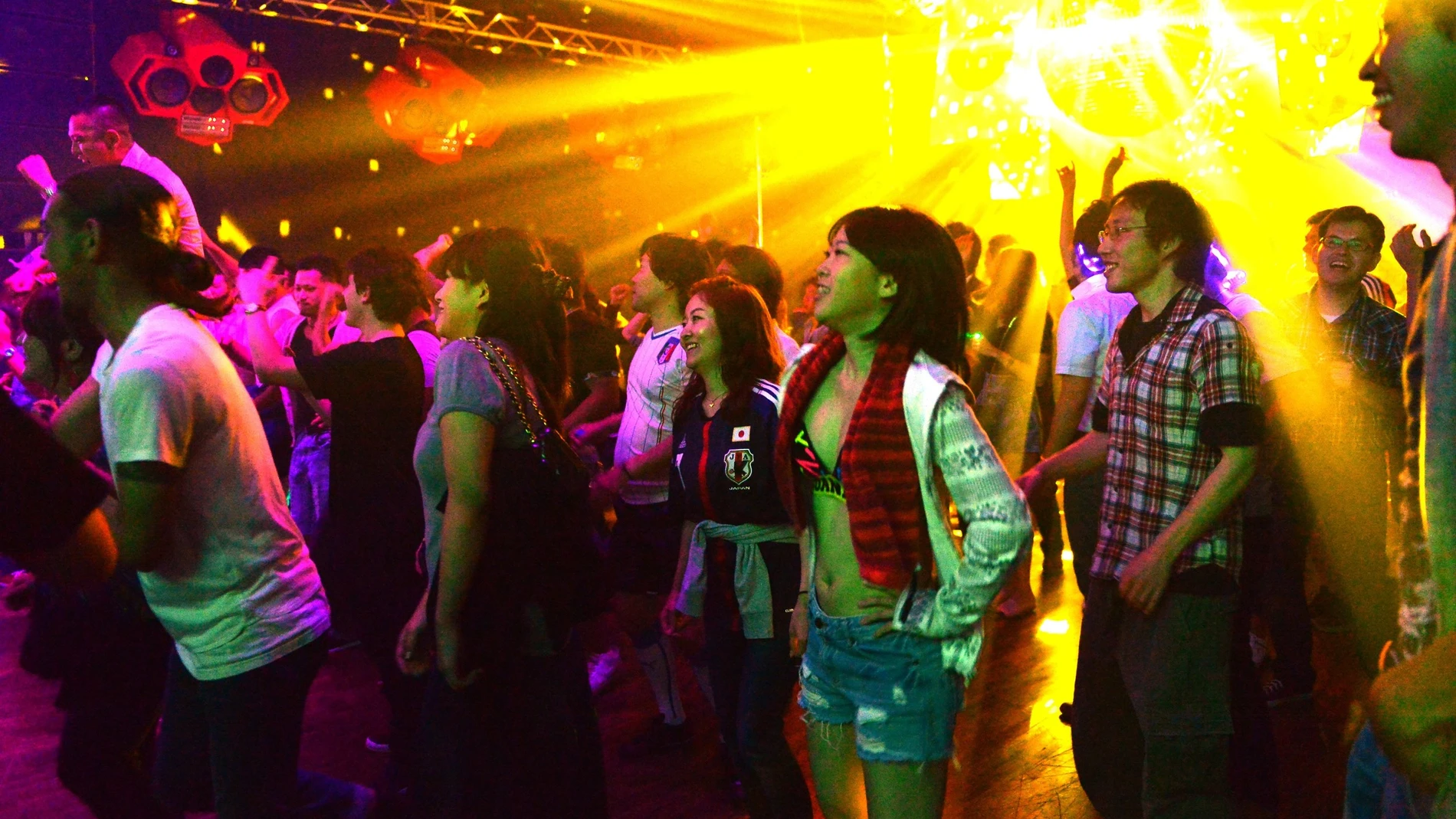 Jóvenes japoneses en una discoteca Jóvenes japoneses en una discoteca