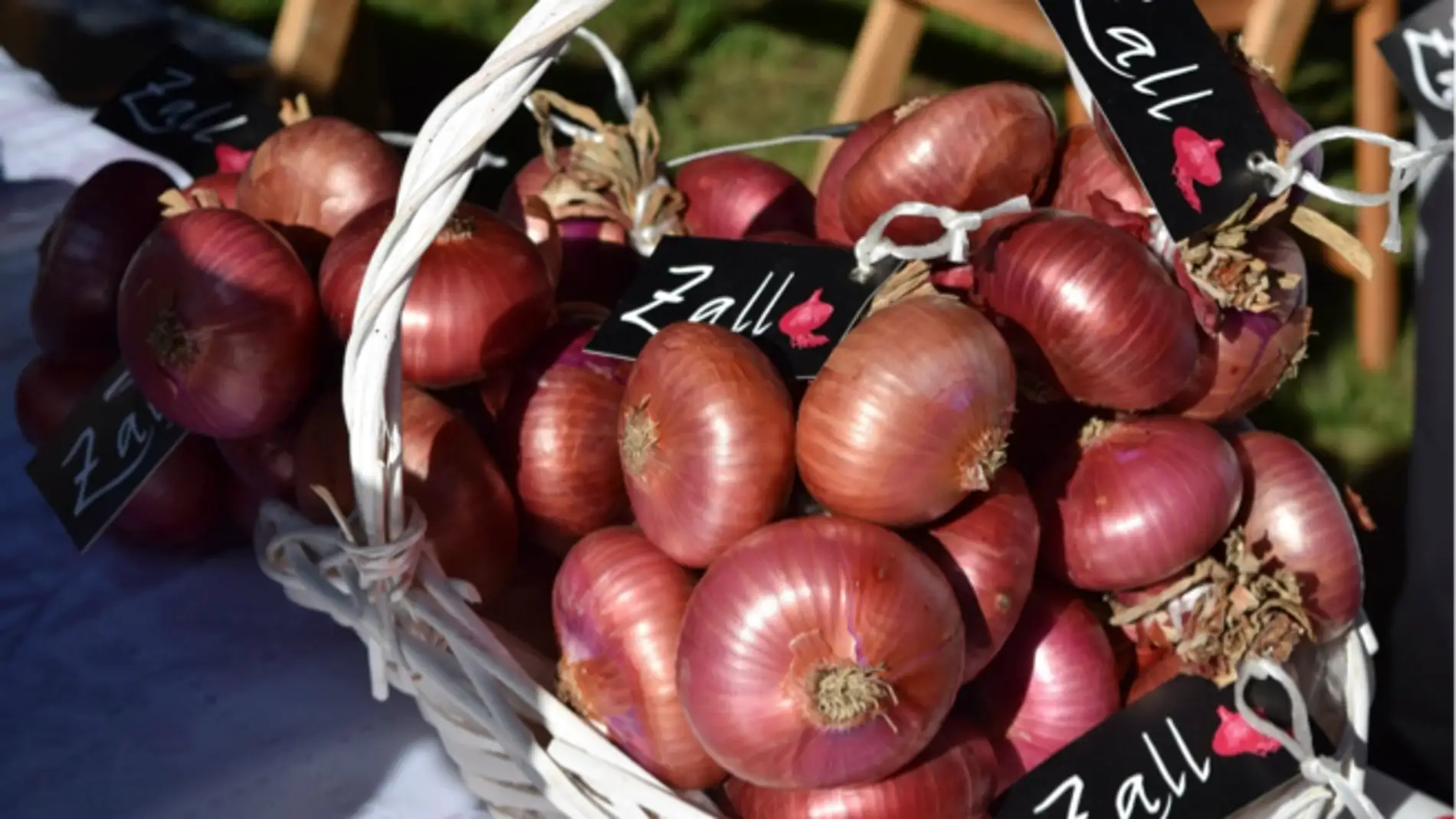 La cebolla morada de Zalla no pica y tiene un punto dulce.