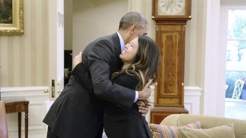 Barack Obama abraza a Nina Pham tras su curación del ébola.