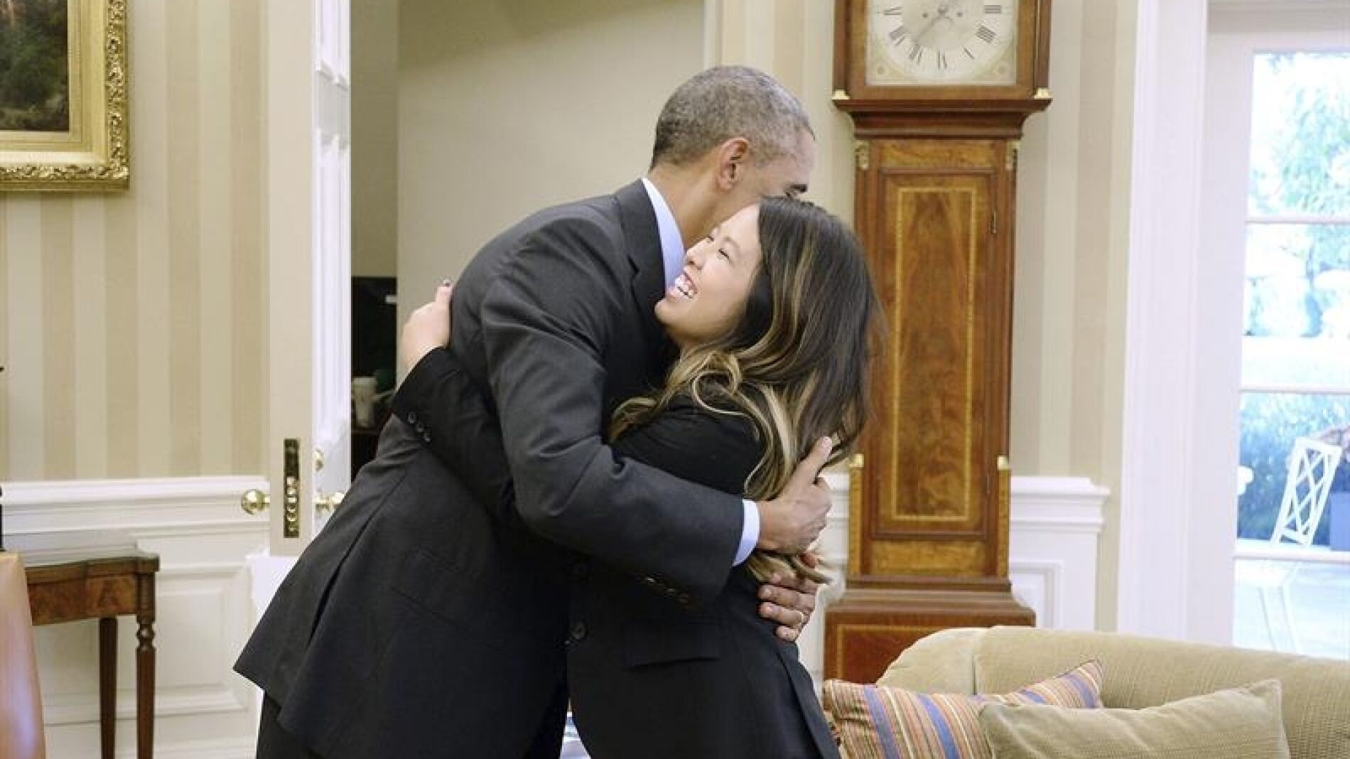 Barack Obama abraza a Nina Pham tras su curaci&oacute;n del &eacute;bola.