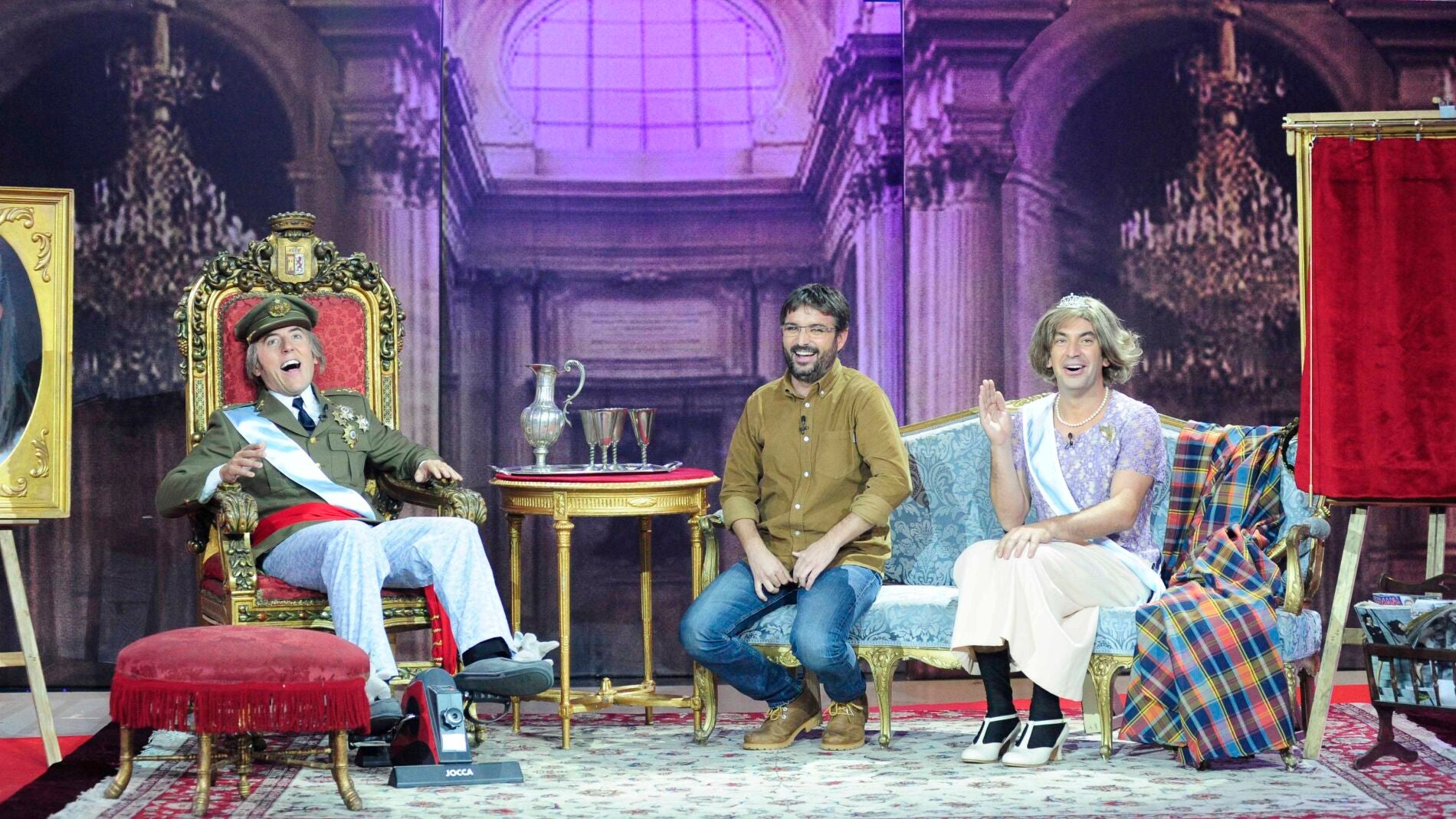 Jordi &Eacute;vole visita la casa de los reyes