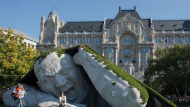 La escultura de un gigante revoluciona la Feria de Arte de Budapest 