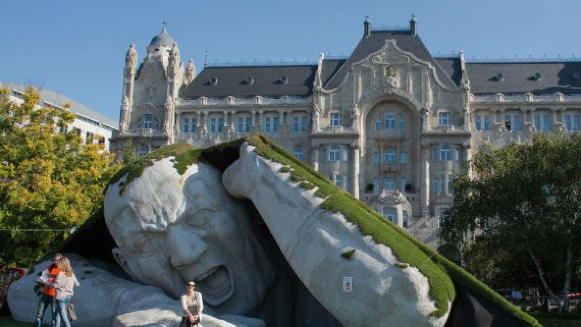 Escultura del artista Ervin Lor&agrave;nth Herv&eacute;.