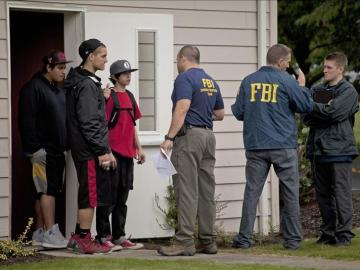 Estudiantes hablan con agentes del FBI tras el tiroteo