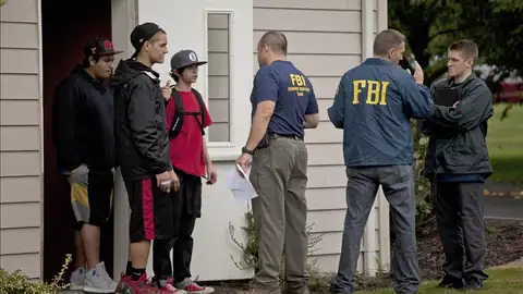 Estudiantes hablan con agentes del FBI tras el tiroteo Estudiantes hablan con agentes del FBI tras el tiroteo