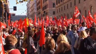 Decenas de miles de italianos claman contra la reforma laboral de Renzi en Italia