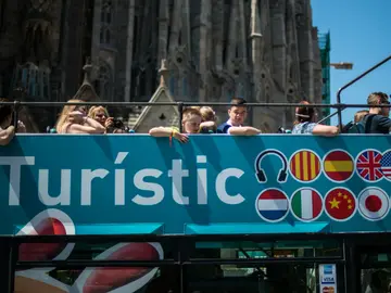 Turistas extranjeros, frente a la Sagrada Familia Turistas extranjeros, frente a la Sagrada Familia