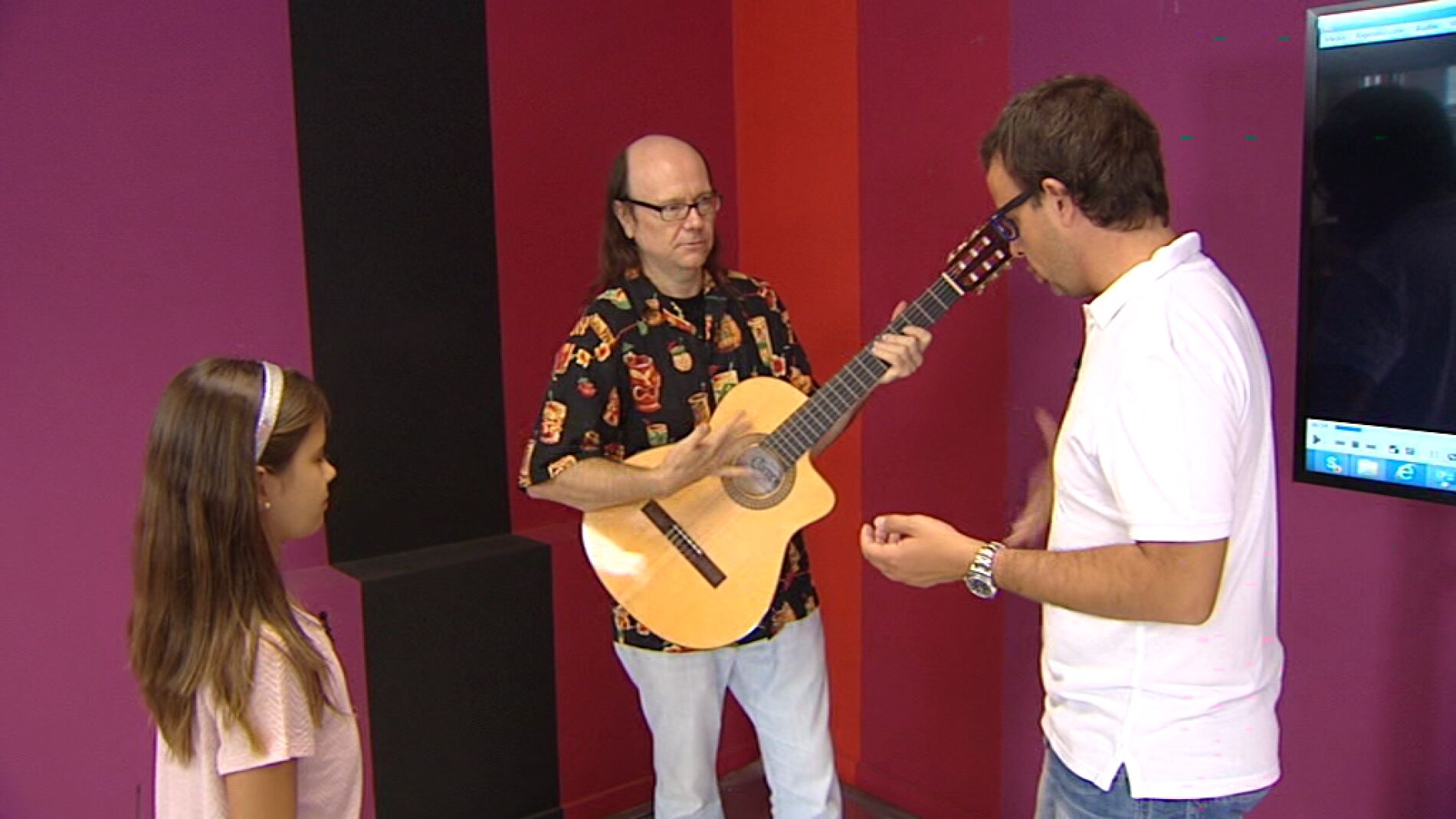 Santiago tiene que jalear a Julia en los ensayos de Tu cara me suena Mini