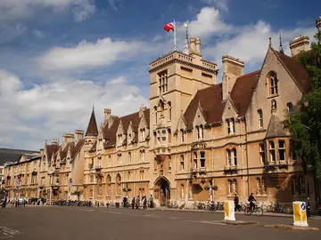 Fachada de la Universidad de Oxford. Fachada de la Universidad de Oxford.