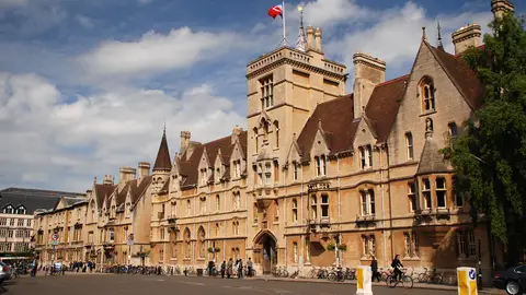Fachada de la Universidad de Oxford. Fachada de la Universidad de Oxford.