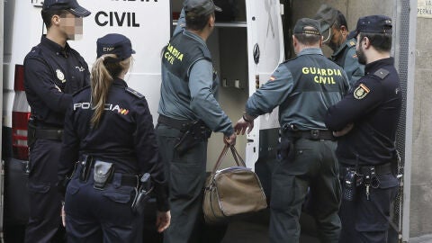 LLegada del furg&oacute;n con cuatro de los detenidos