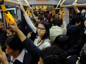 Mujeres en el metro Mujeres en el metro
