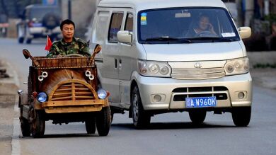 Un chino crea un coche de madera que alcanza los 20 km/hora