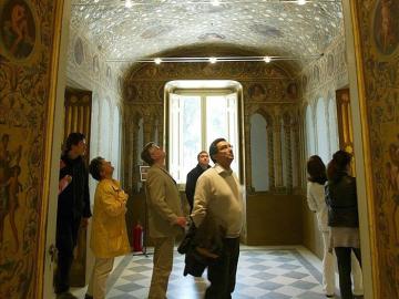 Un grupo de turistas visita el interior de Villa Torlonia, en Roma