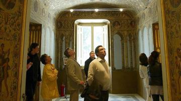 Un grupo de turistas visita el interior de Villa Torlonia, en Roma