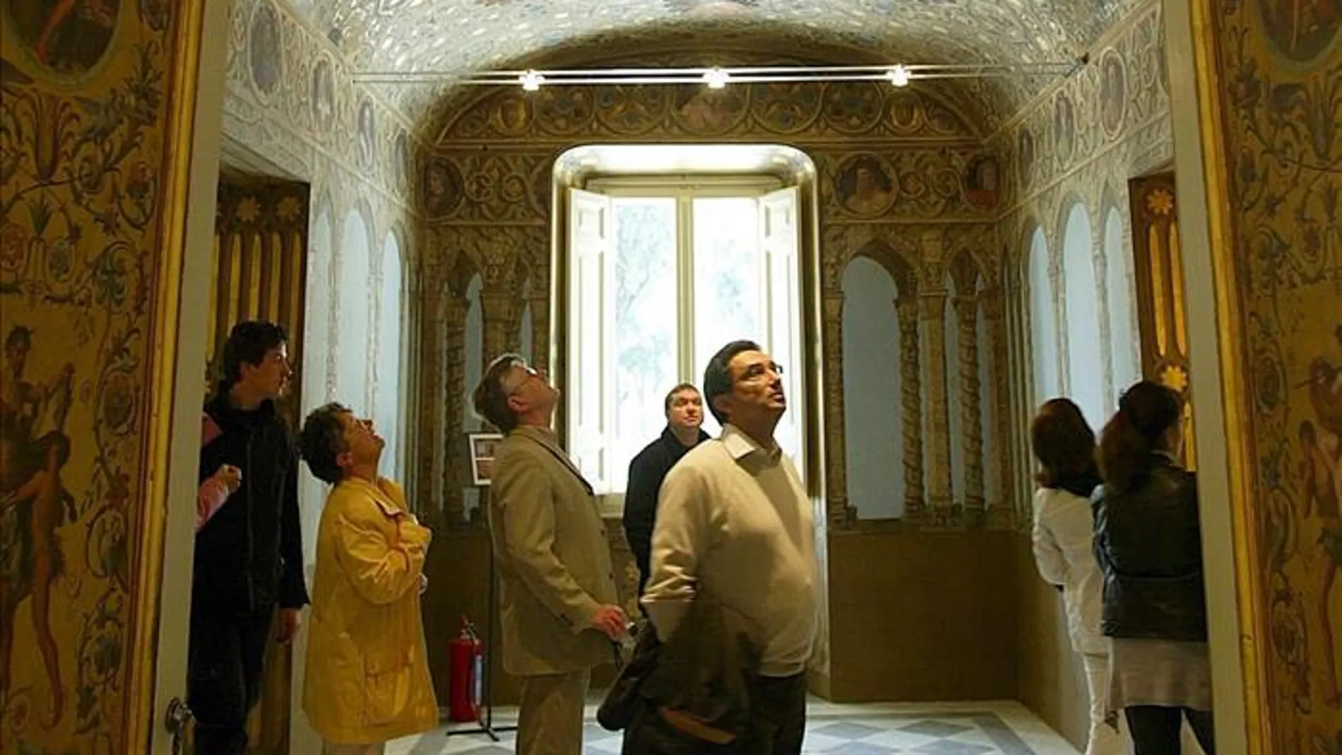 Un grupo de turistas visita el interior de Villa Torlonia, en Roma Un grupo de turistas visita el interior de Villa Torlonia, en Roma