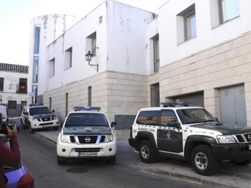 La Guardia Civil vigila la puerta de acceso al garaje del Ayuntamiento de Valdemoro