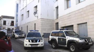  La Guardia Civil vigila la puerta de acceso al garaje del Ayuntamiento de Valdemoro