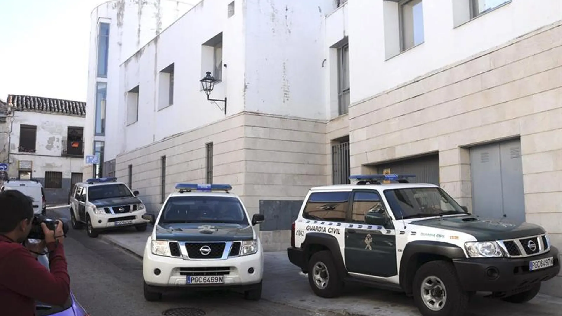 La Guardia Civil vigila la puerta de acceso al garaje del Ayuntamiento de Valdemoro La Guardia Civil vigila la puerta de acceso al garaje del Ayuntamiento de Valdemoro