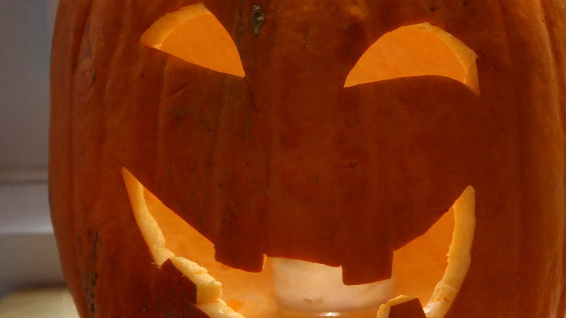 Una terrorífica calabaza de Halloween, lista para asustar.