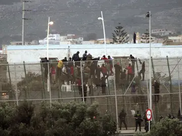 Los inmigrantes bajan de la valla Los inmigrantes bajan de la valla