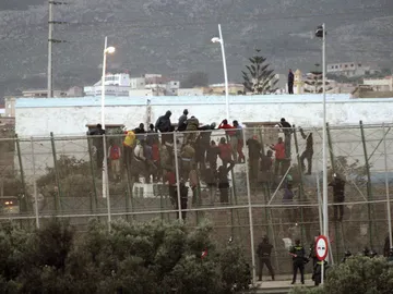 Los inmigrantes bajan de la valla Los inmigrantes bajan de la valla