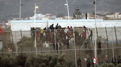 Bruselas pide investigar la presunta agresión de los guardias civiles a un inmigrante en la valla de Melilla