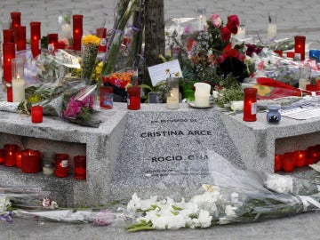 Flores que recuerdan a las víctimas del Madrid Arena