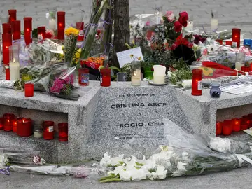 Flores que recuerdan a las víctimas del Madrid Arena Flores que recuerdan a las víctimas del Madrid Arena