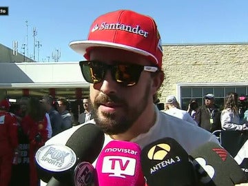 Fernando Alonso habla ante la prensa