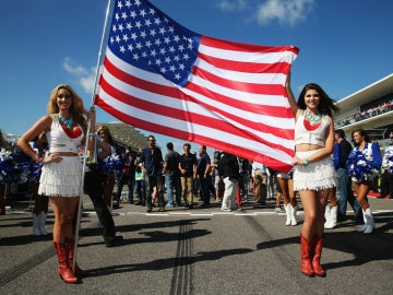 Unas chicas sujetan la bandera de EEUU