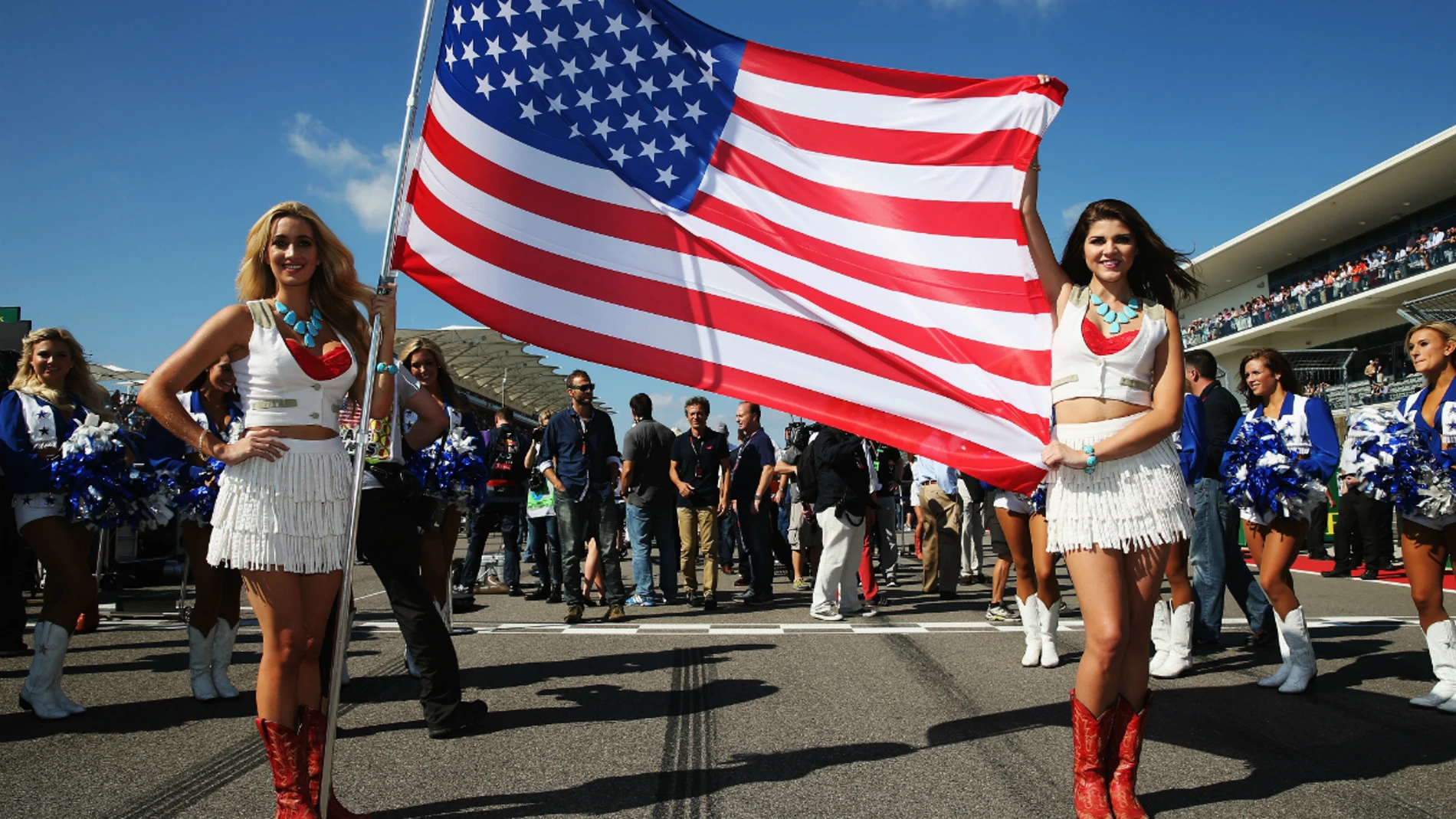 Unas chicas sujetan la bandera de EEUU
