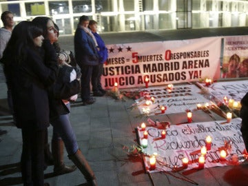Varias personas participan en el acto en memoria a las cinco fallecidas en el Madrid Arena
