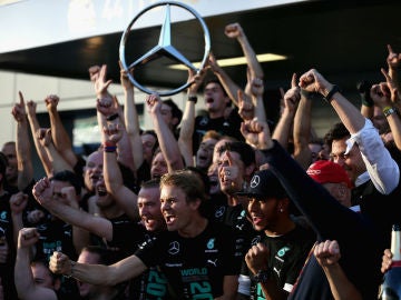 La escudería Mercedes celebranado el título de constructores