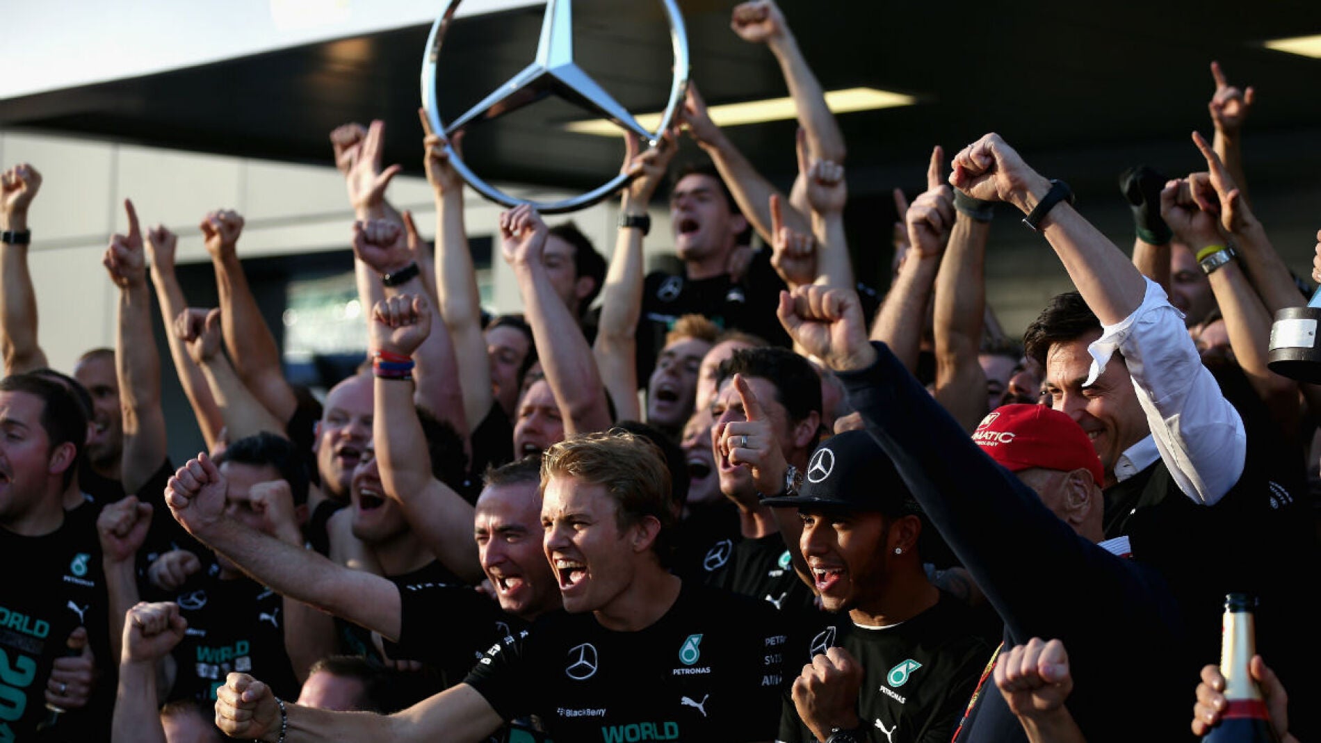 La escuder&iacute;a Mercedes celebranado el t&iacute;tulo de constructores