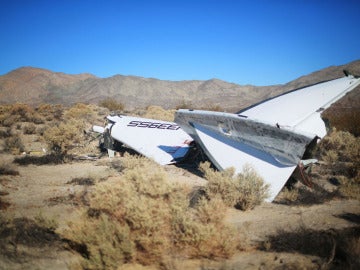 Parte de la nava de Virgin estrellada en el desierto californiano de Mojave