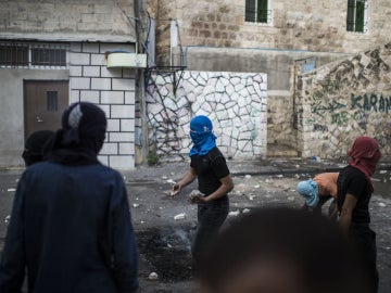 Palestinos tiran piedras en Jerusalén