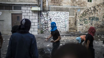 Palestinos tiran piedras en Jerusalén